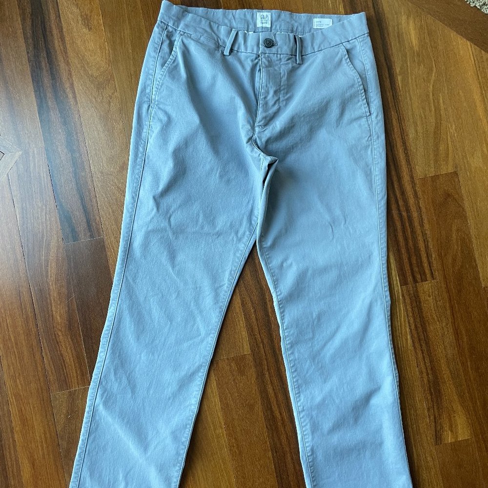 Like NEW Gap Grey Essential Khaki 30 x 32 Straight Leg Chino Pants